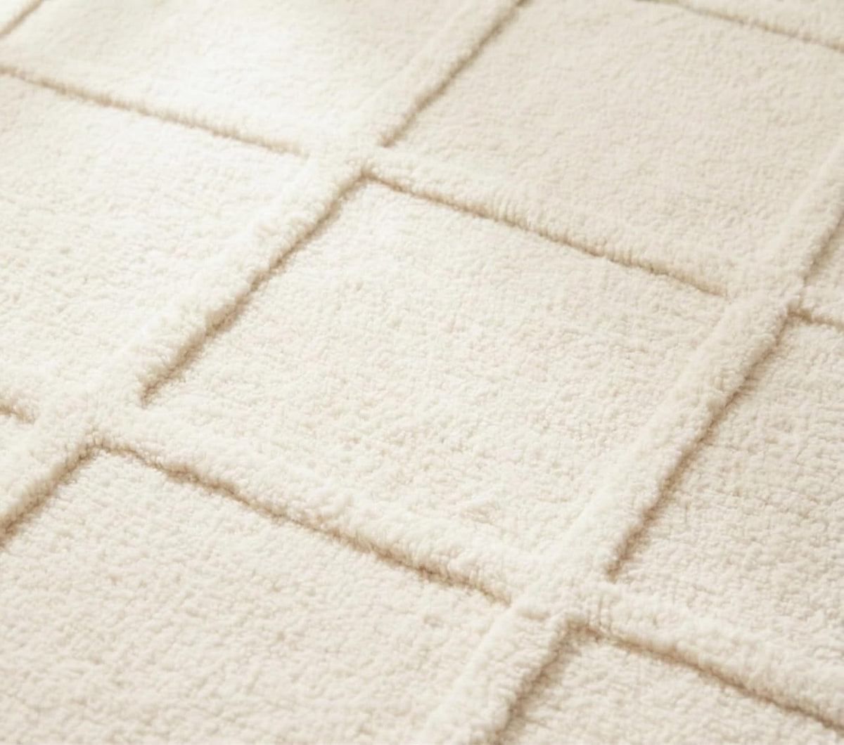 Selena Scallop Wool Area Rug – Hand-Tufted, Scalloped Edge